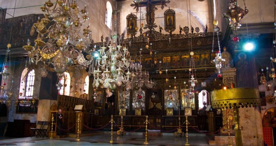 القوى الوطنية والإسلامية تطالب بإزاحة البطريرك ثيوفيلوس واستبداله بشخصية مسيحية وطنية تحفظ الوقف الكنسي