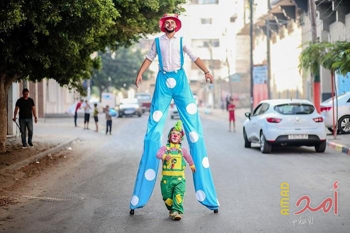 بالصور.. مهرج يرسم البسمة على وجوه أطفال المدارس في غزة