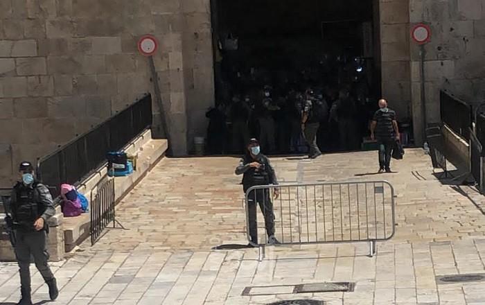 القدس: شرطة الاحتلال تعيد نصب حواجز حديدية في ساحة باب العامود