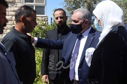 أشتية يقدم واجب العزاء لذوي الشهيد "فادي قعد" من قرية أبو قش شمال رام الله