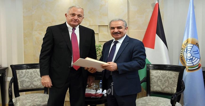 أشتية يبحث مع السفير الروسي إمكانية إنشاء منطقة صناعية في نابلس