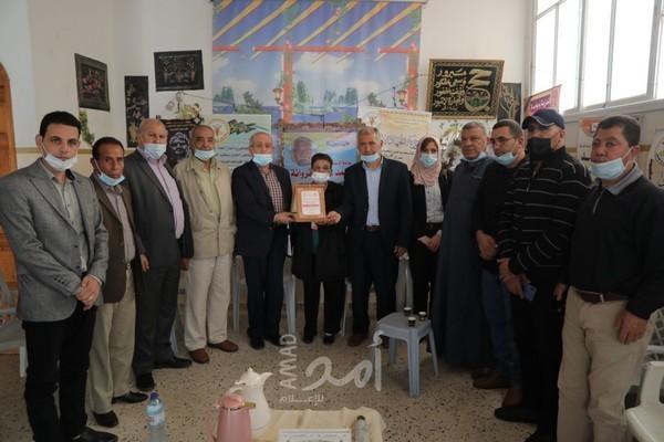 وفد قيادي من الشعبية يزور منزل المناضل الراحل عوني فروانة