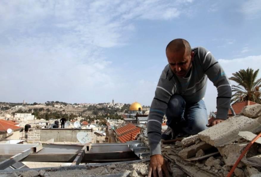 الاحتلال الإسرائيلي يجبر فلسطيني على هدم منزله بنفسه في القدس