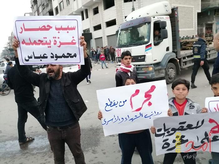 فيديو وصور- بعد فشل قواتها الأمنية في قهر الحراك.. حماس تدفع عناصرها للاشتباك مع شباب "بدنا نعيش"!