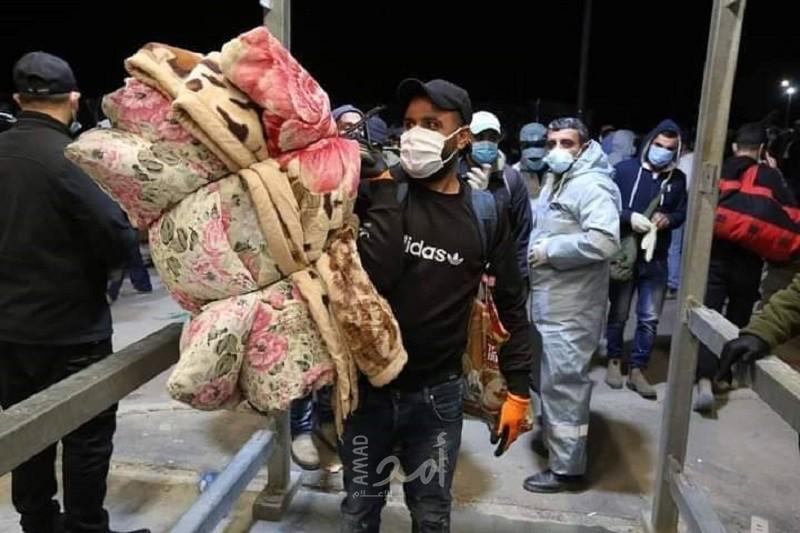آلاف العمال الفلسطينيين يتوجهون للعمل في إسرائيل - صور