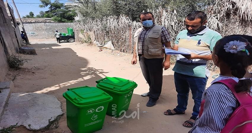 غزة: بلدية القرارة تنفذ مشروع توزيع حاويات "منزلية" للنفايات
