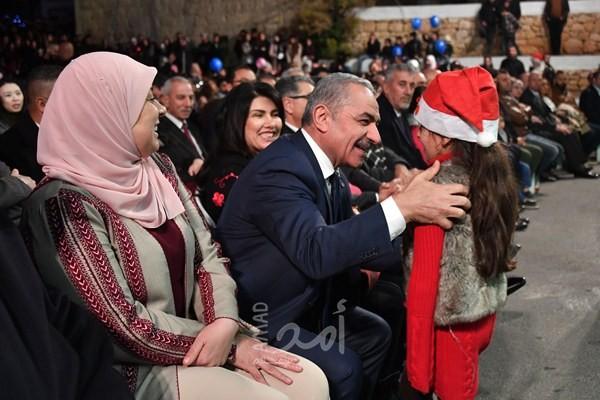 خلال إضاءتها  في  رام الله.. اشتية: نريد لشجرة الميلاد ان تشع فرحا على العالم