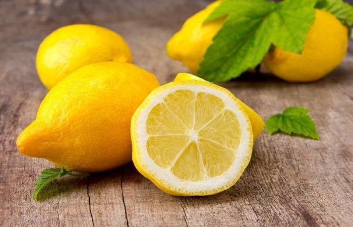 يجب عصر الليمون على الطعام الساخن؟ تعرف