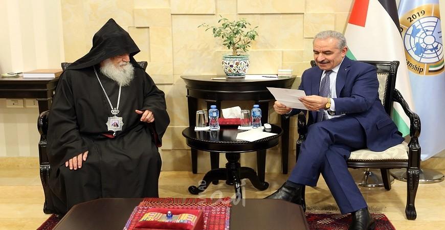 أشتية يتسلم دعوة لحضور قداس لعيد الميلاد المجيد حسب التقويم الأرمني