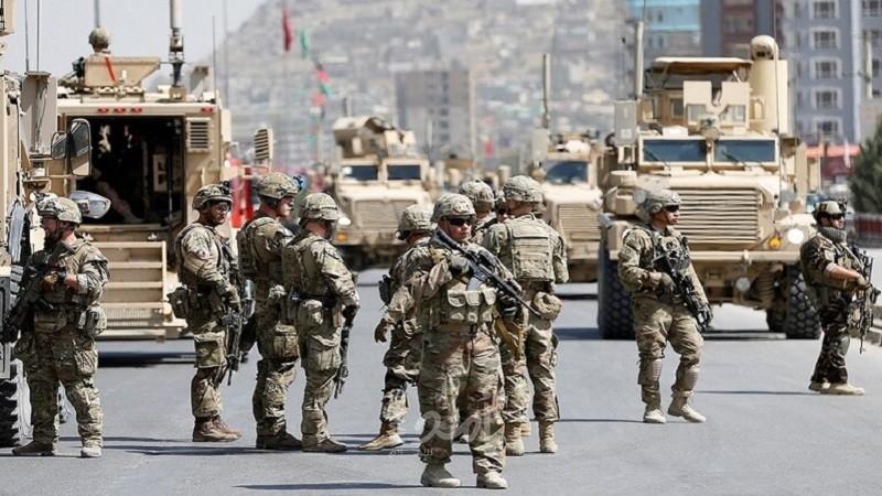 قائد القيادة المركزية الأمريكية: قواتنا باقية في العراق
