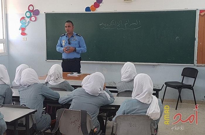 الشرطة تطلق مشروع التوعية حول الجرائم الالكترونية بمخيم عقبة جبر في أريحا