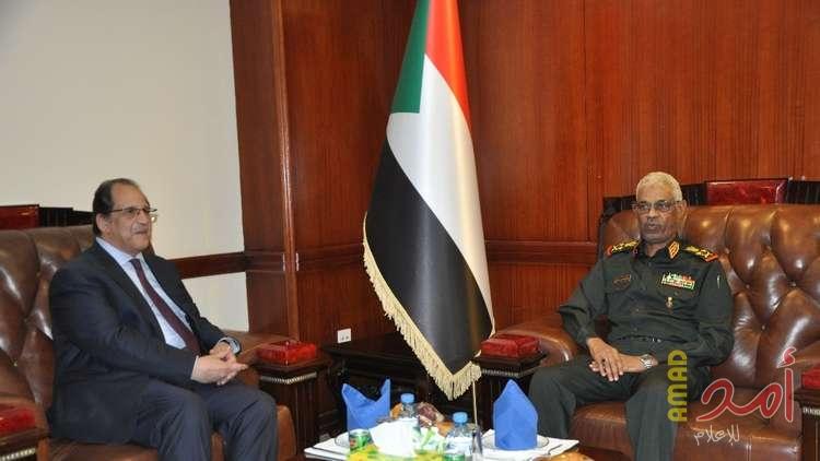 وزير الدفاع السوداني يلتقي رئيس المخابرات العامة المصرية - صور