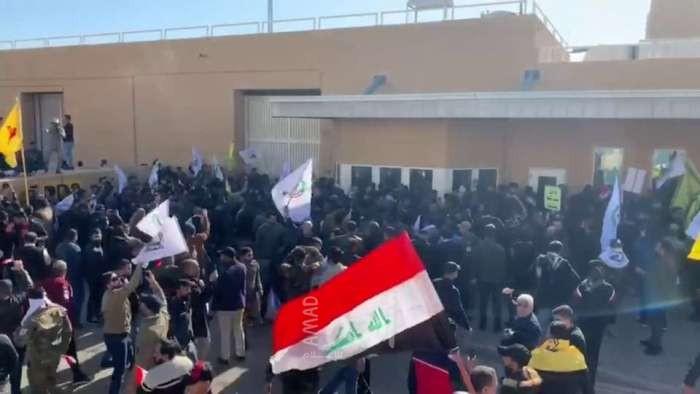 بغداد: تظاهرات أمام السفارة الأميركية  لاقتحامها والمهدي يطلب من المتظاهرين المغادرة