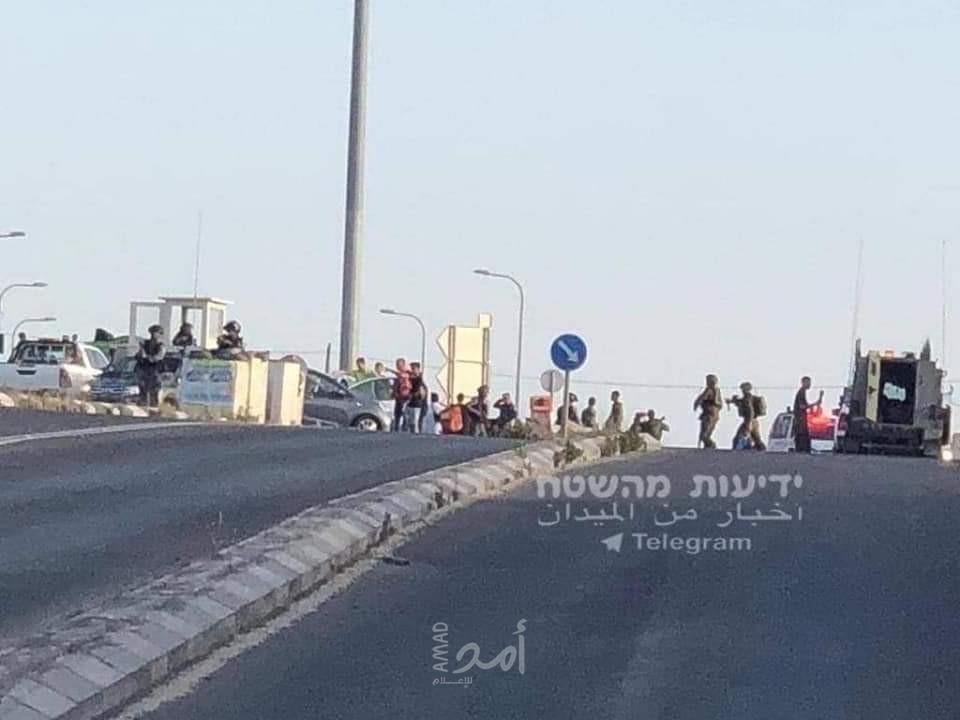 جيش الاحتلال يغلق طرقا فرعية في بلدة حوارة بالسواتر الترابية