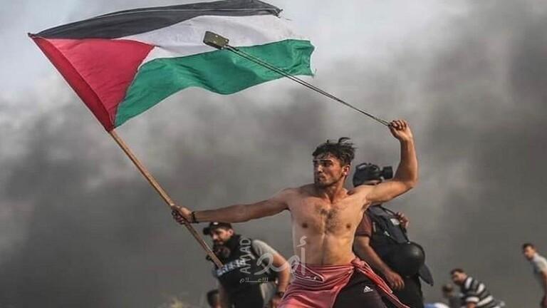 الغارديان تختار صورة شاب فلسطيني من مسيرات كسر الحصار كأفضل صورة لعام 2019