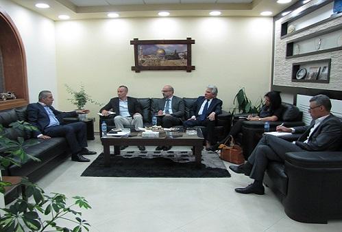 الشيخ يطالب ملادينوف بالضغط على اسرائيل للاستجابة لمطالب الأسرى الانسانية