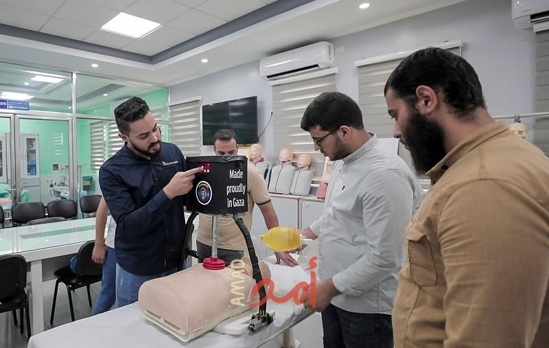 الأول من نوعه.. غزة: خريجو الكلية التطبيقية يبتكرون جهاز الإنعاش القلبي الرئوي