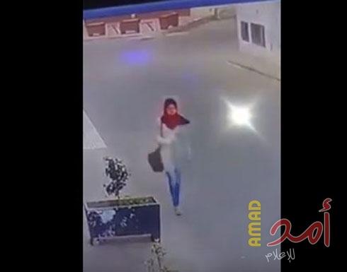 لحظة الإعتداء على فتاة بطريقة وحشية وسرقة حقيبتها