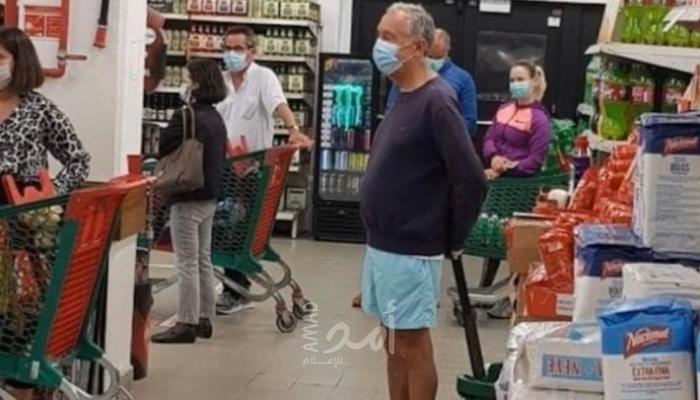 رئيس البرتغال يتسوق بـ"كمامة وشورت"