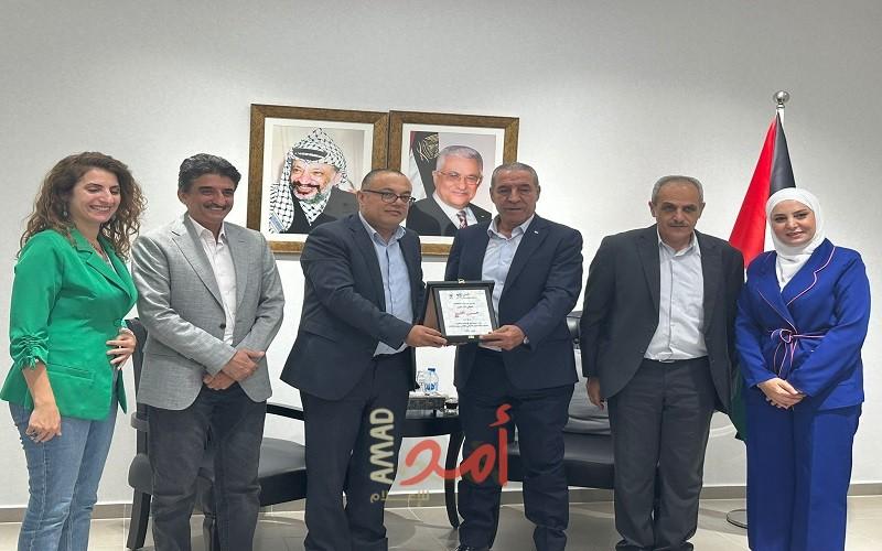 أبو سيف يقدم درع تقديري للشيخ لجهوده في إنجاح معرض فلسطين الدولي الثالث عشر