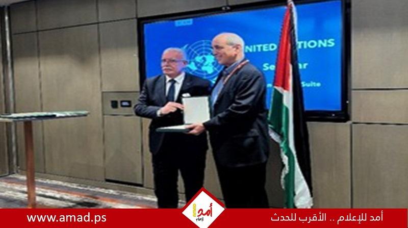 فلسطين تقلد المقرر الخاص السابق لحقوق الانسان وسام "نجمة القدس الكبرى"