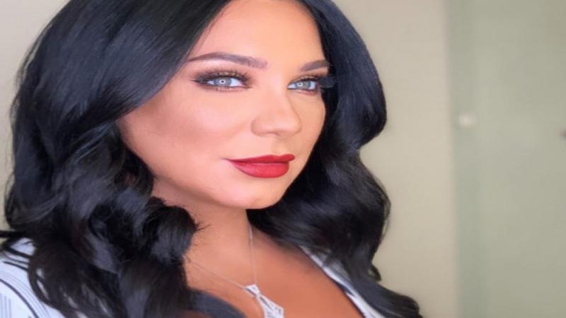 سلاف فواخرجي تخطف الانظار بـ"إطلالة فرعونية"
