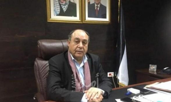 محافظ نابلس يقرر إغلاق مسبح ويحتجز صاحبه بداخله