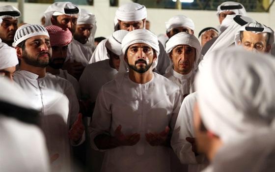 بالفيديو والصور.. بكاء نجل حاكم دبي يدمي قلوب الإماراتيين