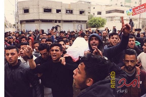 بالصور - جماهير غزة تودع  شهيد يوم الأرض "محمد سعد"