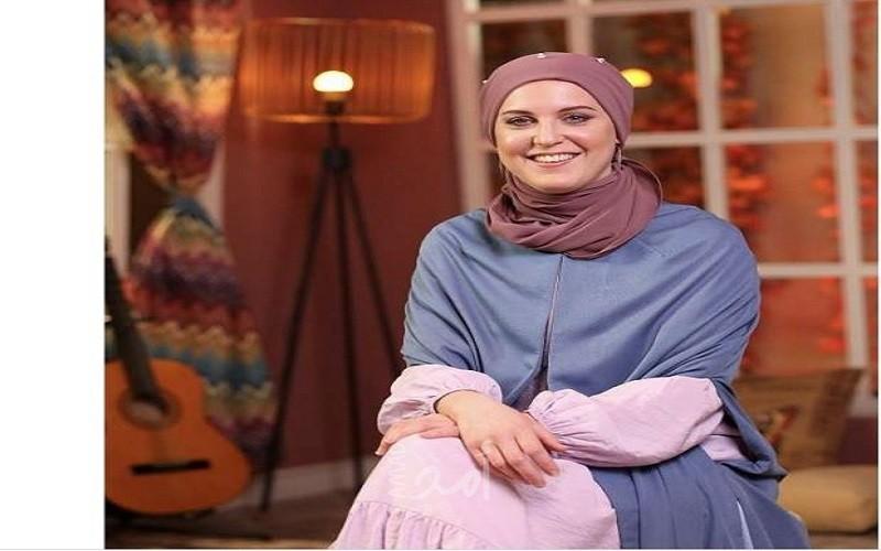 بالفيديو.. مطربة إنجليزية تعتنق الإسلام.. وتثير الجدل بـ "طلع البدر علينا"