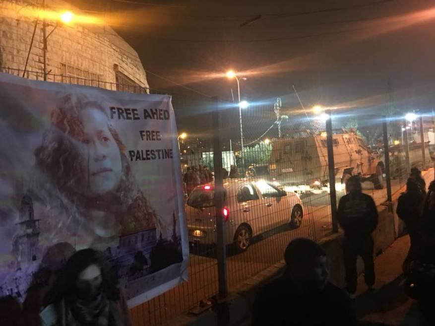 بالصور.. جيش الاحتلال يحاصر أطفال يحتفلون بعيد ميلاد الأسيرة عهد التميمي في الخليل
