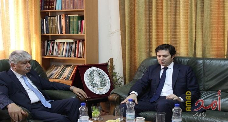 د. مجدلاني يطلع القنصل اليوناني على اخر المستجدات  في الارض الفلسطينية
