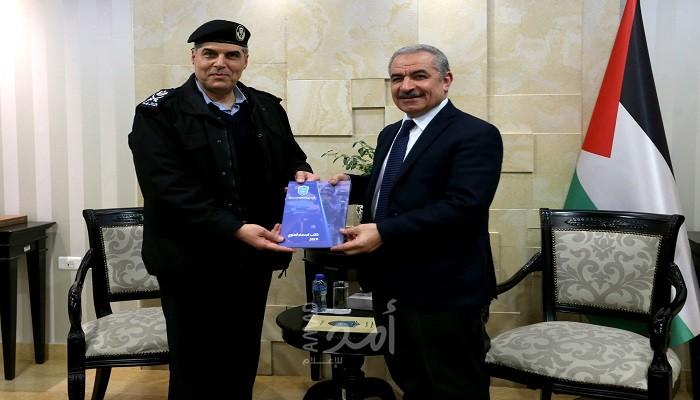 أشتية يتسلم التقرير السنوي للشرطة برام الله ويشيد بجهودهم