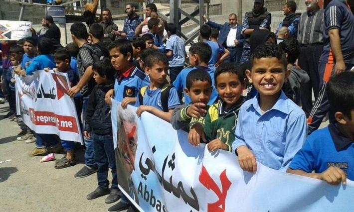 غزة: مسيرات "نذير الغضب" تندد باجراءات عباس ضد قطاع غزة..و"دعم الأسرى"!