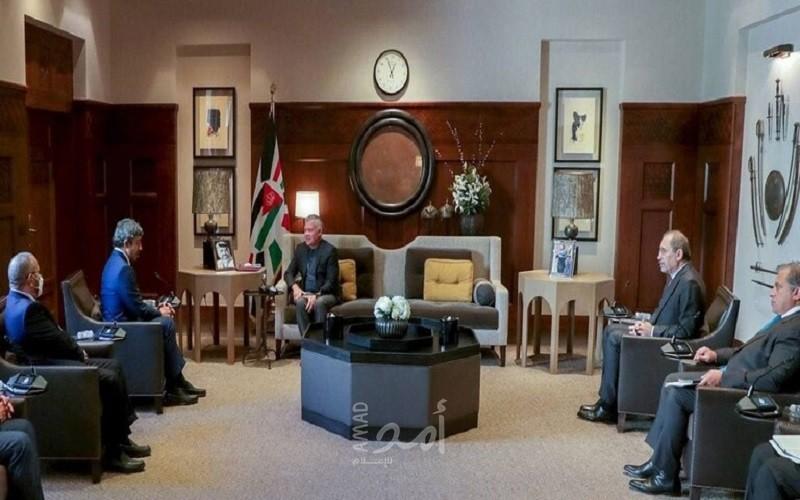 ملك الأردن يستقبل وزير الخارجية الإماراتي في قصر الحسينية