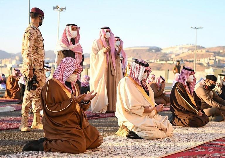 بالصور.. إقامة صلاة الاستسقاء في جميع أنحاء السعودية