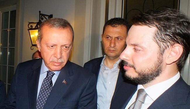 "ويكيليكس" ينشر 58 ألف رسالة لزوج ابنة أردوغان تثبت صلته بداعش