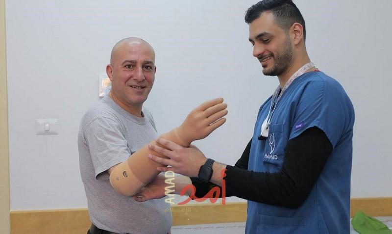 غزة: "البلعاوي" يعود لحياته وعمله بعد حصوله على طرف صناعي ذكي من مستشفى حمد