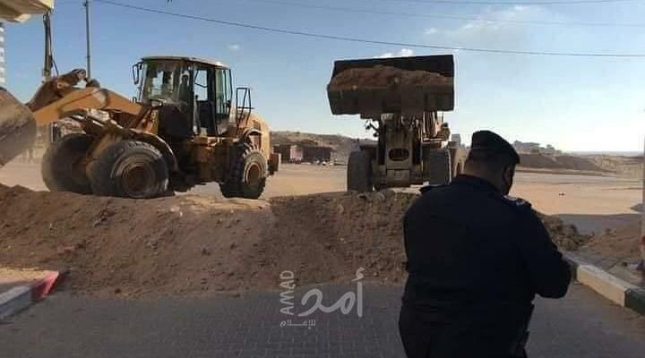 بالصور .. عزل شمال القطاع عن مدينة غزة بالتلال الرملية و المكعبات الأسمنتية
