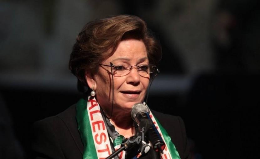 الرئيس عباس يهاتف المناضلة انتصار الوزير للاطمئنان على صحتها