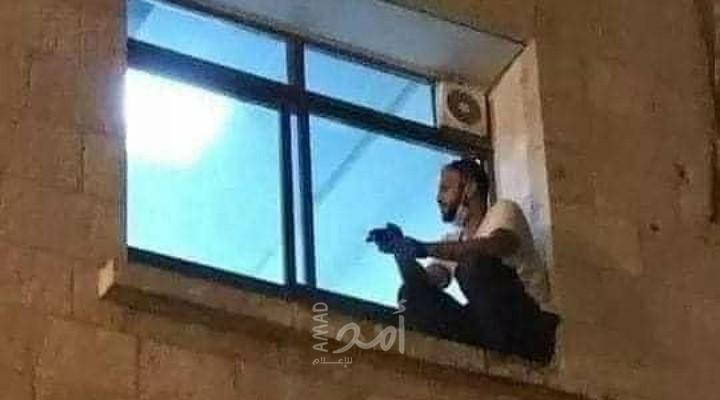 الشاب "جهاد السويطي"  يروي قصة  تصلقه مبنى المستشفى لمراقبة والدته المصابة بـ"كورونا" - فيديو