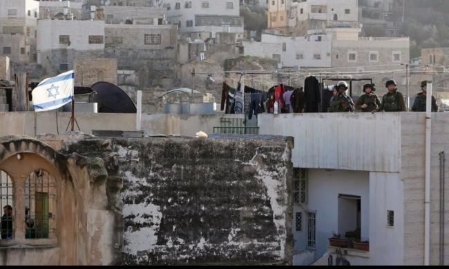في تحدي جديد..هآرتس تكشف: حكومة نتنياهو ستقيم مجمع استيطاني جديد في قلب الخليل