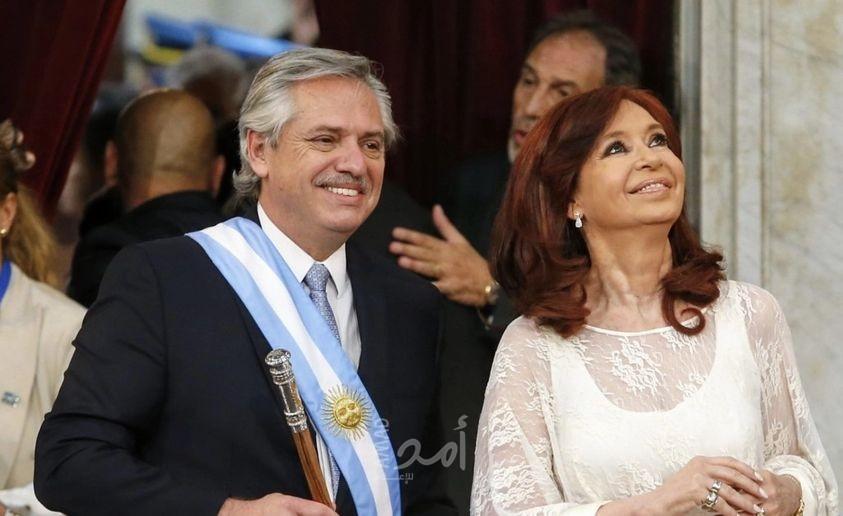 غاضبون يرشقون رئيس الأرجنتين بالحجارة - فيديو وصور