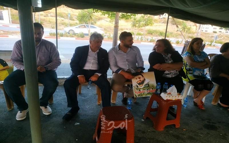 وفد من النضال الشعبي بزيارة خيمة اعتصام أهالي الأسرى المضربين عن الطعام