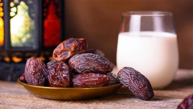 لماذا ينصح بتناول كوب من الحليب بالتمر يوميا ؟ تفاصيل
