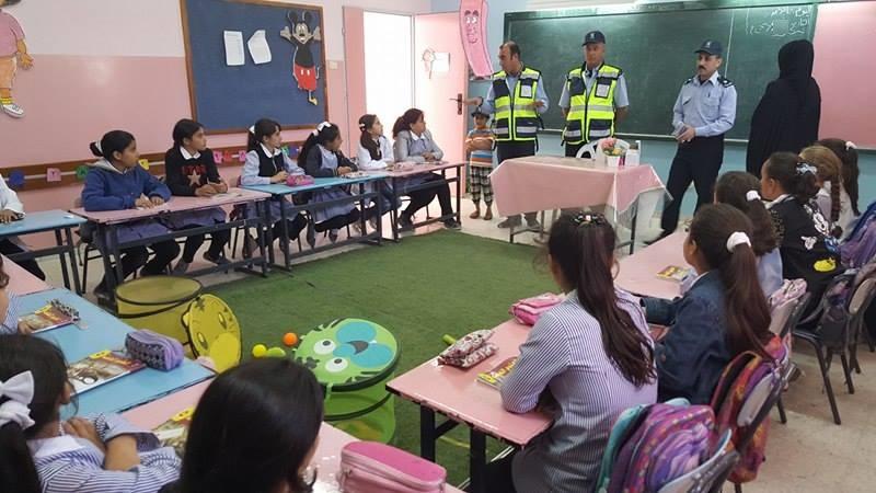 بالصور.. الشرطة الفلسطينية تنظم فعاليات توعية مرورية في 10 مدارس بالخليل