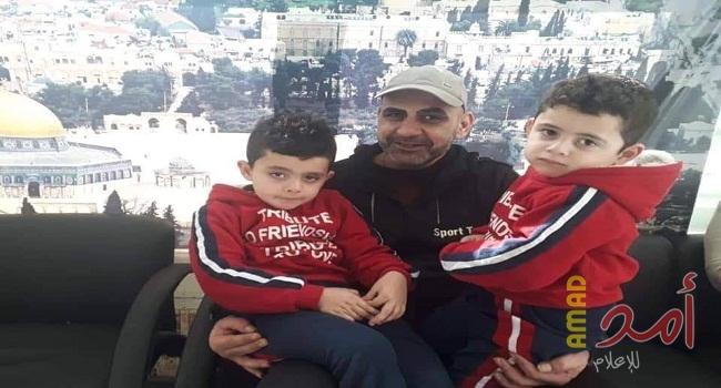 بالصور - احتجاجا على قطع راتبه.. ضابط كبير يعتصم وعائلته في سفارة فلسطين بالقاهرة