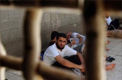منع عائلات أسرى من الزيارات رغم حصولها على تصاريح