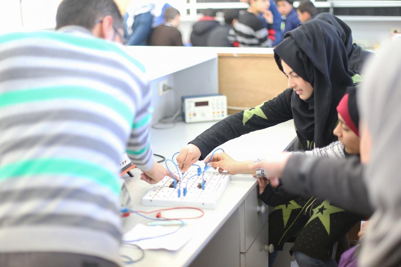أطفال برنامج وجد يشاركون في رحلة تعليمية لمختبرات كلية العلوم بجامعة الازهر