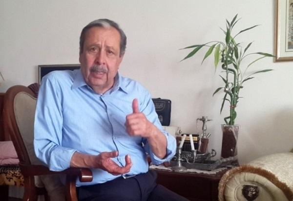 عباس يتصل معزياً بالكاتب والأديب "سميح شبيب"